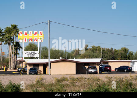 Gila Bend, Arizona - März 24, 2019: The Palms Inn Motel, von einer Familie geführtes Hotel für Reisende auf US-8. Das Hotel hat ein altmodisches Motel zeichen Stil Stockfoto