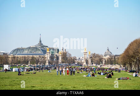 Menschen zu Fuß ans Ausruhen auf der Avenue des Invalides Gras - Paris, Frankreich Stockfoto