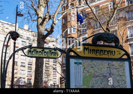 Paris U-Schild am Bahnhof Mirabeau - Paris, Frankreich Stockfoto