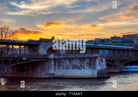 Sonnenuntergang über Metro Bir Hakeim Brücke überqueren - Stockfoto