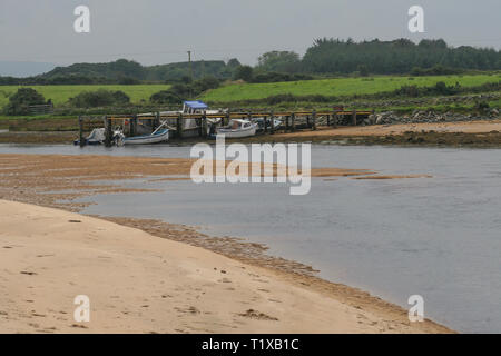 Inishowen Donegal, kleine Boote am Steg bei Ebbe auf dem culdaff Fluss, fließt in den Atlantik Culdaff Strand in County Donegal. Stockfoto