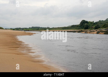 Sandstrand neben Culdaff Fluss Inishowen, County Donegal, wo die Irische game fishing Fluss fließt ins Meer bei Culdaff Strand am wilden Atlantik Weg Stockfoto