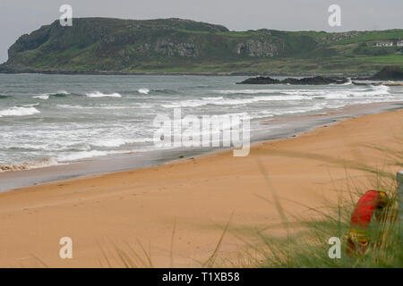 White Waves auf Culdaff Strand auf den wilden Atlantik, im County Donegal mit Dunmore Head im Hintergrund. Stockfoto