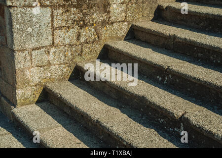 In der Nähe von alte Steintreppe neben einer Mauer, an einem sonnigen Tag in Caceres. Eine charmante Stadt mit einem vollständig erhaltenen Altstadt in Spanien. Stockfoto