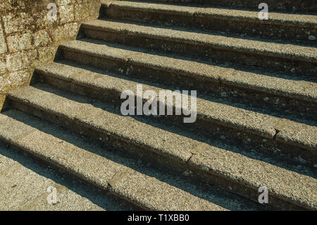 In der Nähe von alte Steintreppe neben einer Mauer, an einem sonnigen Tag in Caceres. Eine charmante Stadt mit einem vollständig erhaltenen Altstadt in Spanien. Stockfoto