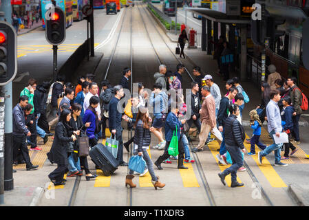 Fußgänger die Straße überqueren, Causeway Bay, Hong Kong, SAR, China Stockfoto