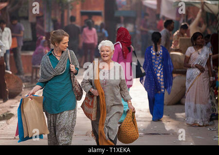 Die zweite beste EXOTISCHE MARIGOLD HOTEL 2015 Blaupause Bilder Film mit Judi Dench rechts und Poppy Miller Stockfoto