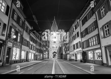 Basel, Schweiz - 14 April, 2017: Schwarz und Weiß Foto der historischen Spalentor City Gate, die Teil der citys wurde Stockfoto