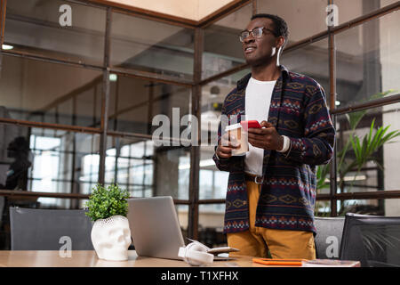 Mann mit einer Unterbrechung während im Büro arbeiten Stockfoto