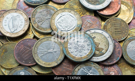 Geld Münzen Hintergrund. Euro-münzen mit Patina. 16:9. Stockfoto