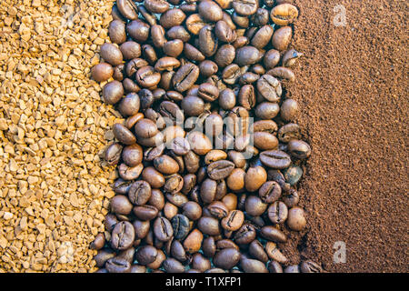 Hintergrund der drei Arten von Kaffee, gemahlen, Bohnen und Instant Stockfoto