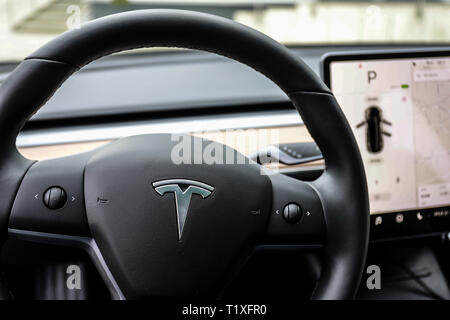 Deutschland - Tesla, Modell 3, Lenkrad mit Logo, Elektroauto. Deutschland - Tesla, Modell 3, Lenkrad mit Logo, Elektroauto. Stockfoto