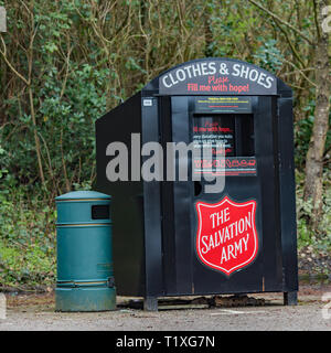 Die Kleidung und Schuhe recycling Bank in Roys Parkplatz in Wroxham, wo alle Spenden an die Heilsarmee gehen Stockfoto