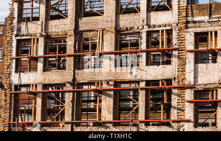 Eine Nahaufnahme des Gebäudes Work In Progress in Shoreditch, London mit symmetrischen Gerüst Stockfoto