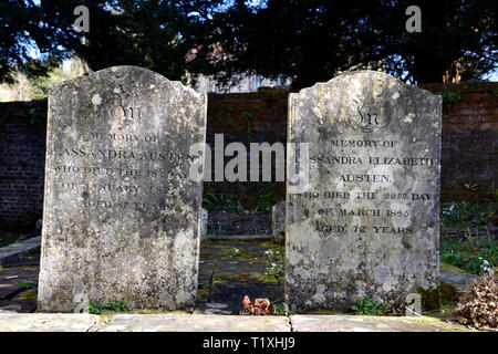 Die verwitterten Grabsteine von Jane Austens Mutter und Schwester begraben auf dem Gelände der St. Nicholas Church, Chawton, nahe Alton, Hampshire, Vereinigtes Königreich. Stockfoto