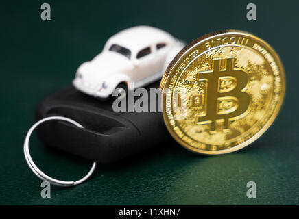 Golden physischen Bitcoin und Autoschlüssel. Nahaufnahme. Stockfoto