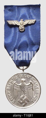 Dekorationen, Deutschland, Deutsches Reich, Wehrmacht, Service Award 4. Klasse für 4 Jahre (DA IV), Design von Dr. Richard Klein, Version für die Armee, die von Adolf Hitler auf den ersten Jahrestag der Wiedereinführung der Wehrpflicht, 16.3.1936, gegründet - Nur Editorial-Use Stockfoto