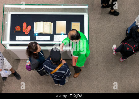 Die Leute, die auf der Suche nach einem Display in der Hiroshima Peace Memorial Museum. Stockfoto