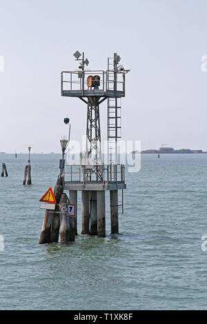 Verkehr Sicherheit Kameras bei Tower Antenne Mast in der Lagune von Venedig Stockfoto