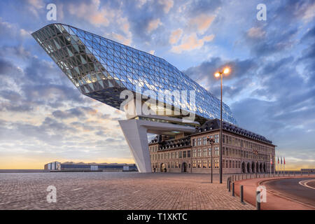 Hafen Haus Antwerpen in der Dämmerung. Zaha Hadid Architects hinzugefügt ein Glas Nebenstelle zu einem renovierten Feuerwache. 12.800 qm beherbergt es eine 500 Mitarbeiter. Stockfoto