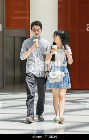 Junge chinesische Paar mit Starbucks-kaffee. Januar, 2019, Starbucks hatte 3,521 Stores in China, die zweitgrößte Markt nach den USA. Stockfoto