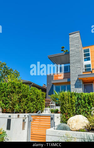Modernes Wohnhaus mit konkreten Terrasse und hölzerne Tor Stockfoto