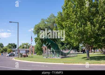 Dieser riesige grüne T-Rex Dinosaurier Herren über einen Kreisverkehr Park in Fruita, Colorado. Es hat sich als eine schrullige Straßenrand Attraktion bekannt. Stockfoto