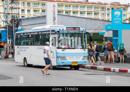 Phuket, Thailand 17. Januar 2019: Touristen an Bord der Phuket Smart Bus. Die regelmäßigen Service vom Flughafen nach Rawai im Jahr 2018 eingeführt wurde. Stockfoto