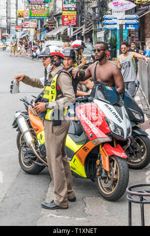 Phuket, Thailand 17. Januar 2019: Polizei Kontrolle Touristen Führerscheine in Patong Beach. Die Polizei oft feine Touristen für Verkehrsdelikte. Stockfoto