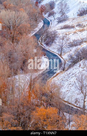 Kurvige Straße auf einem schneebedeckten Berg in Salt Lake City. Luftaufnahme von eine Straße durch einen Berg in Salt Lake City kurvt. Den Berghang und Bäume sind Stockfoto