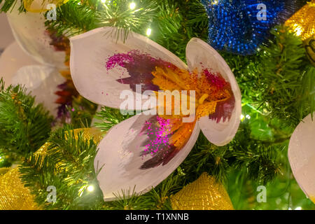 Blume an der Utah State Capital Weihnachtsbaum. Nahaufnahme der atemberaubenden Blume ornament schmückt den festlichen Weihnachtsbaum der Utah State C Stockfoto