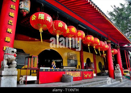 Rote Lampions und Dekorationen feiern chinesische Mondjahr außerhalb eines buddhistischen Tempel in Singapur Stockfoto