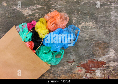 Von Papiertüte gegossen Plastiktüten auf alten Holz- Hintergrund. Ansicht von oben. Flach. Stockfoto