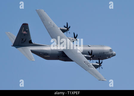 Ein 36Th Airlift Squadron C-130J Super Hercules Banken recht während der YOKOTA C-130J Rodeo März 22, 2019, Yokota Air Base, Japan. Ziel des Wettbewerbs war es, dass die Teilnehmer ihre Fähigkeiten demonstrieren, Verfahren zu verbessern und Standardisierung der taktischen Operationen zu verbessern. (U.S. Air Force Foto von älteren Flieger Donald Hudson) Stockfoto