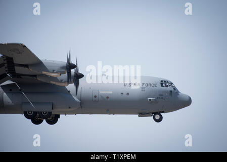 Ein 36Th Airlift Squadron C-130J Super Hercules bereitet während der YOKOTA C-130J Rodeo März 22, 2019 zu Lande, zu Yokota Air Base, Japan. Die Konkurrenz bestand aus sechs Veranstaltungen in Ausführung und Genauigkeit der verschiedenen Flugzeuge Beladung, Entladung und Flugbetrieb. (U.S. Air Force Foto von älteren Flieger Donald Hudson) Stockfoto