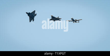 Eine A-10 Warthog auf der 75th Fighter Squadron bei Moody Air Force Base, Ga zugeordnet, und zwei F-22 Raptors auf der 94th Fighter Squadron bei Joint Base Langley - Eustis, Virginia, fliegen über Columbus AFB, Fräulein, 27. März 2019 zugeordnet. Piloten von Air Combat Command und Air Force Special Operations Team besucht BLAZE Fähigkeiten und ihrer Flugzeuge beantworten Fragen über das Berufsfeld zu erklären. (U.S. Air Force Foto: Staff Sgt. Joshua Smoot) Stockfoto