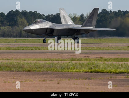 Eine F-22 Raptor der 94th Fighter Squadron bei Joint Base Langley - Eustis, Virginia, Taxis auf der Flucht line März 27, 2019, auf Columbus Air Force Base, Fräulein Piloten von Air Combat Command und Air Force Special Operations Team besucht BLAZE Fähigkeiten und ihrer Flugzeuge beantworten Fragen über das Berufsfeld zu erklären. (U.S. Air Force Foto: Staff Sgt. Joshua Smoot) Stockfoto