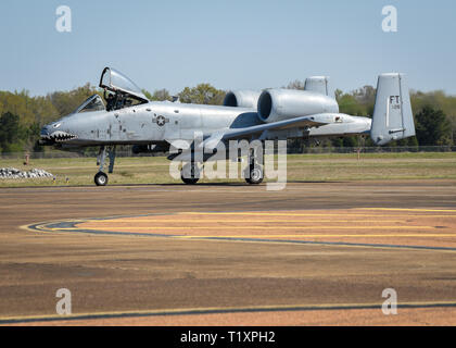 Eine A-10 Warthog auf der 75th Fighter Squadron bei Moody Air Force Base, Ga zugeordnet, die Taxis auf der Flucht line März 27, 2019, auf Columbus AFB, Fräulein Piloten von Air Combat Command und Air Force Special Operations Team besucht BLAZE Fähigkeiten und ihrer Flugzeuge beantworten Fragen über das Berufsfeld zu erklären. (U.S. Air Force Foto: Staff Sgt. Joshua Smoot) Stockfoto