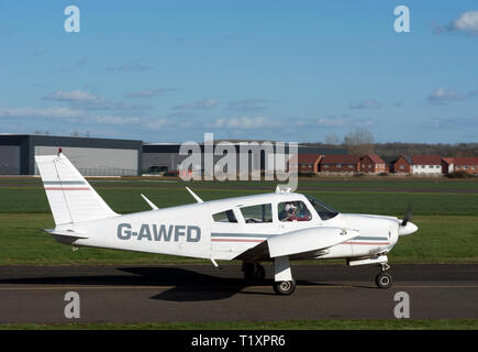 Piper PA-28 R-180 Cherokee Pfeil (G-AWFD) am Flugplatz Wellesbourne, Warwickshire, Großbritannien Stockfoto