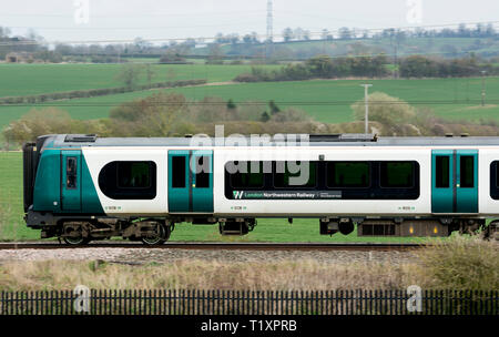 London Northwestern Railway Klasse 350 elektrische Zug auf der West Coast Main Line, Northamptonshire, Großbritannien Stockfoto