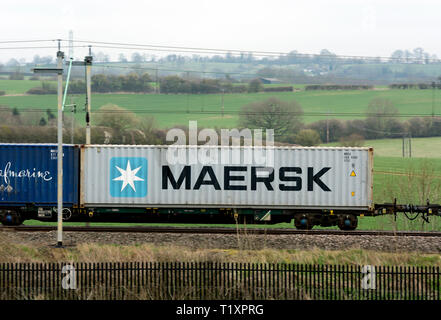 Maersk Shipping Container auf einem freightliner Zug, West Coast Main Line, Northamptonshire, Großbritannien Stockfoto