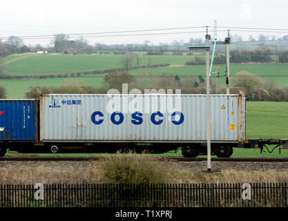 Cosco Container auf einem freightliner Zug, West Coast Main Line, Northamptonshire, Großbritannien Stockfoto