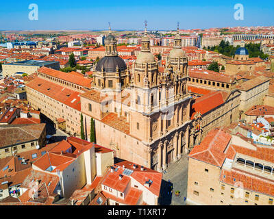 La Clerecia oder Clerge Gebäude und die Casa de las Conchas in der Stadt Salamanca, Kastilien und León in Spanien Stockfoto