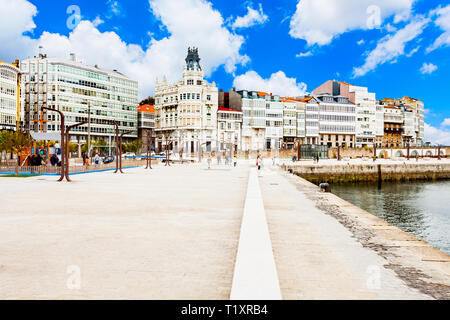 Traditionelle galizische Häuser am Ufer im Zentrum der Stadt A Coruña in Galicien, Spanien Stockfoto