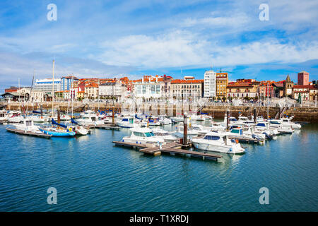 Gijon Marina mit Yachten. Gijon ist die größte Stadt in Asturien in Spanien. Stockfoto