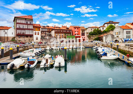 Yachten in der Marina von Llanes City, Provinz Asturien im Norden Spaniens Stockfoto