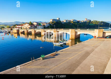 Brücke in San Vicente de la Barquera, kleine mittelalterliche Stadt in der Region Kantabrien im Norden Spaniens Stockfoto