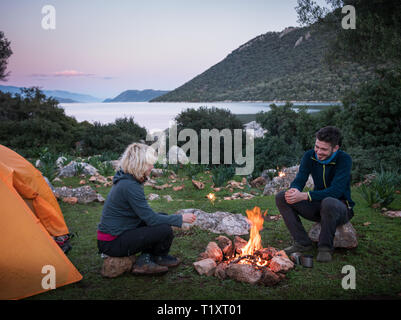 Paar Camping mit Lagerfeuer und Zelt im Freien Stockfoto