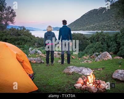 Paar Camping mit Lagerfeuer und Zelt im Freien Stockfoto