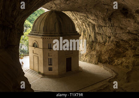 Der erste Blick auf die Kirche in die Höhle als Tempel der Valadier von der Rückseite der Höhle bekannt. Die Kirche ist einzigartig, da es in einer Höhle versteckt ist Stockfoto